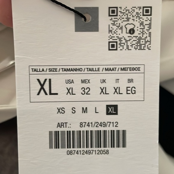 Fun and Versatile! Zara blouse with ruffle neckline and cuffs, black pipi… - Picture 6 of 6